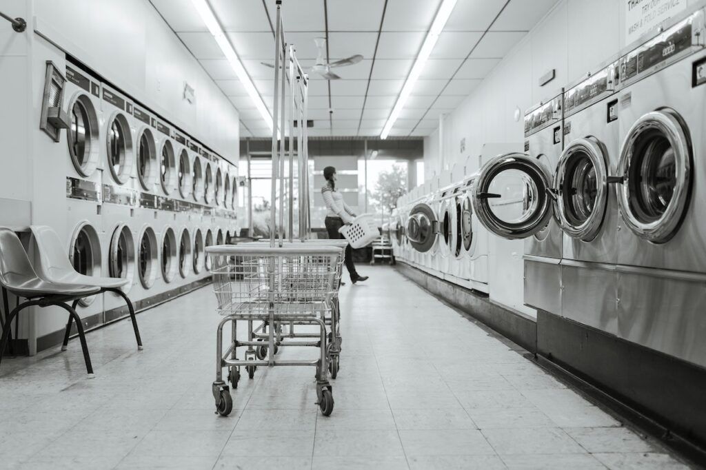 how much does it cost to start a laundromat